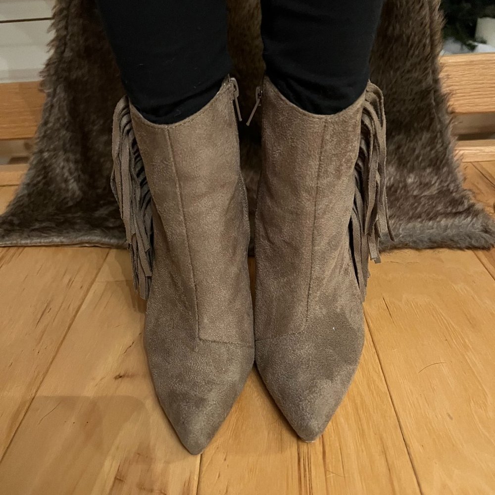 Quipid fringe ankle booties Sz 6